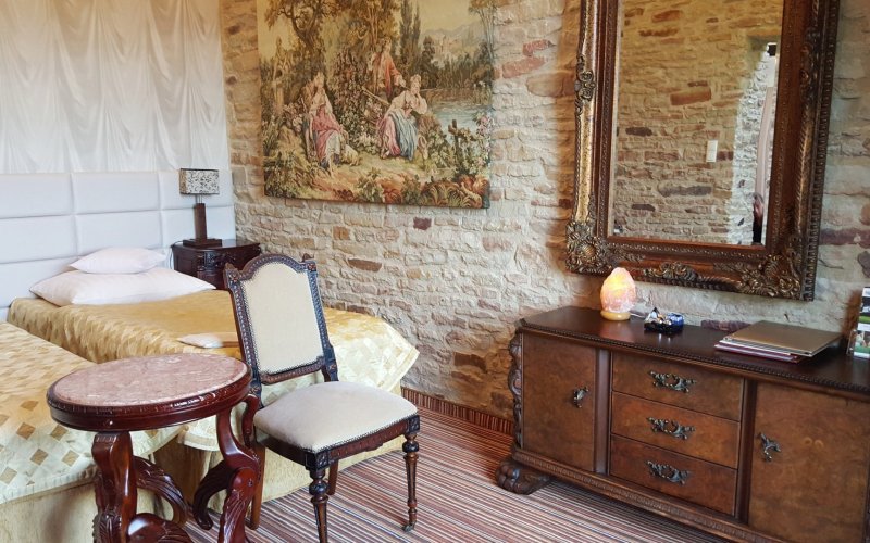 Chambre sup&eacute;rieure dans le spa du manoir Platera Stables