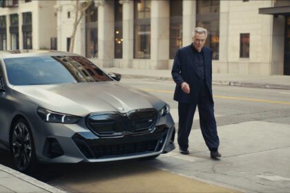Christopher Walken donne le ton dans une publicité BMW et au Super Bowl à échelle réduite