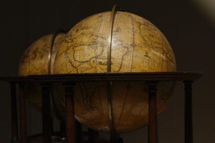 Vente aux enchères du globe historique à Charites
