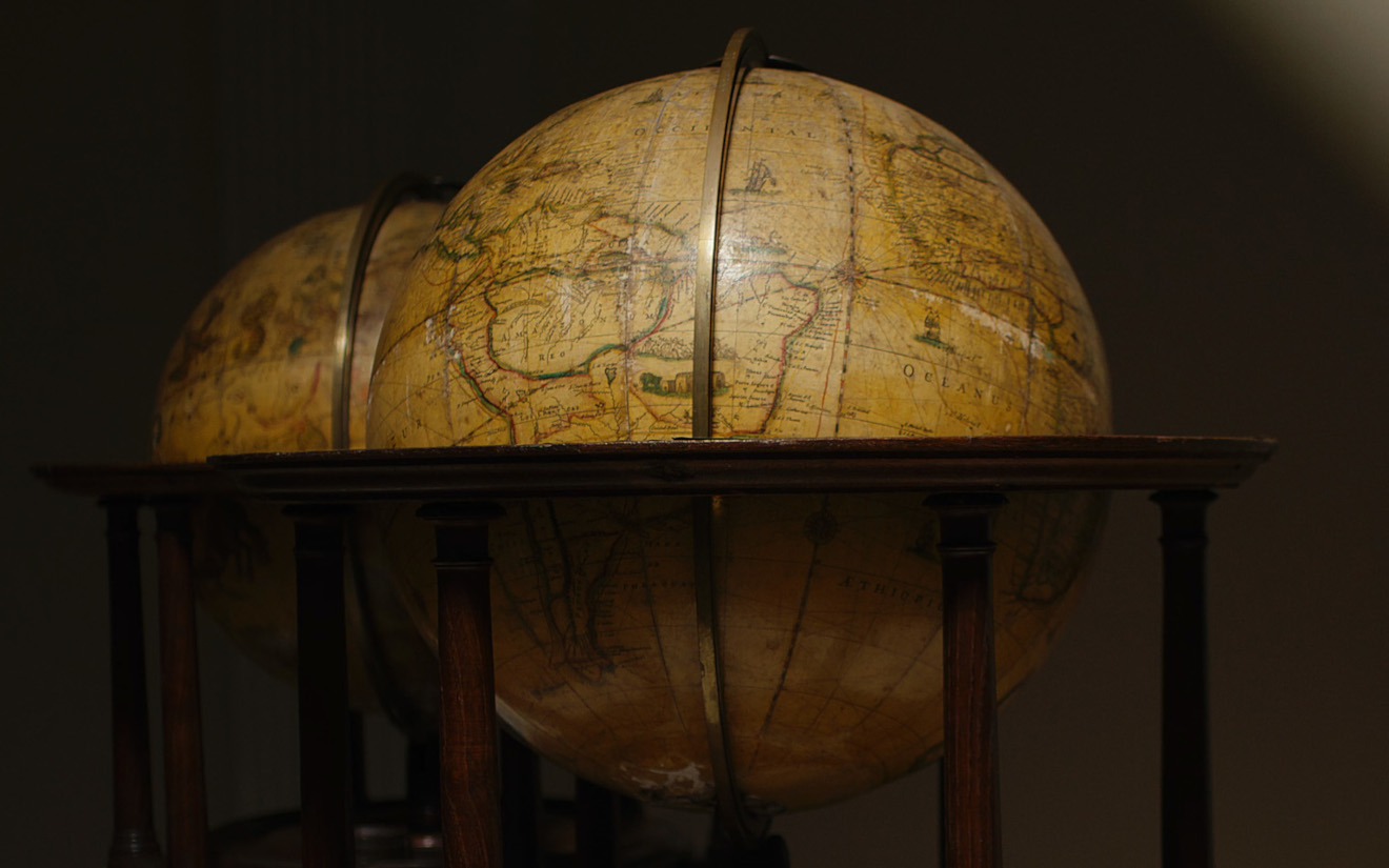 Vente aux enchères du globe historique à Charites