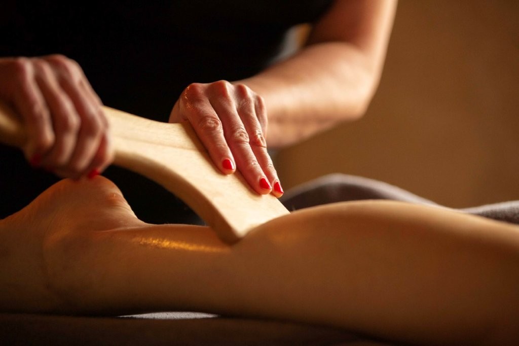 S&eacute;ance de mad&eacute;roth&eacute;rapie dans le spa holistique de l'h&ocirc;tel Manor House