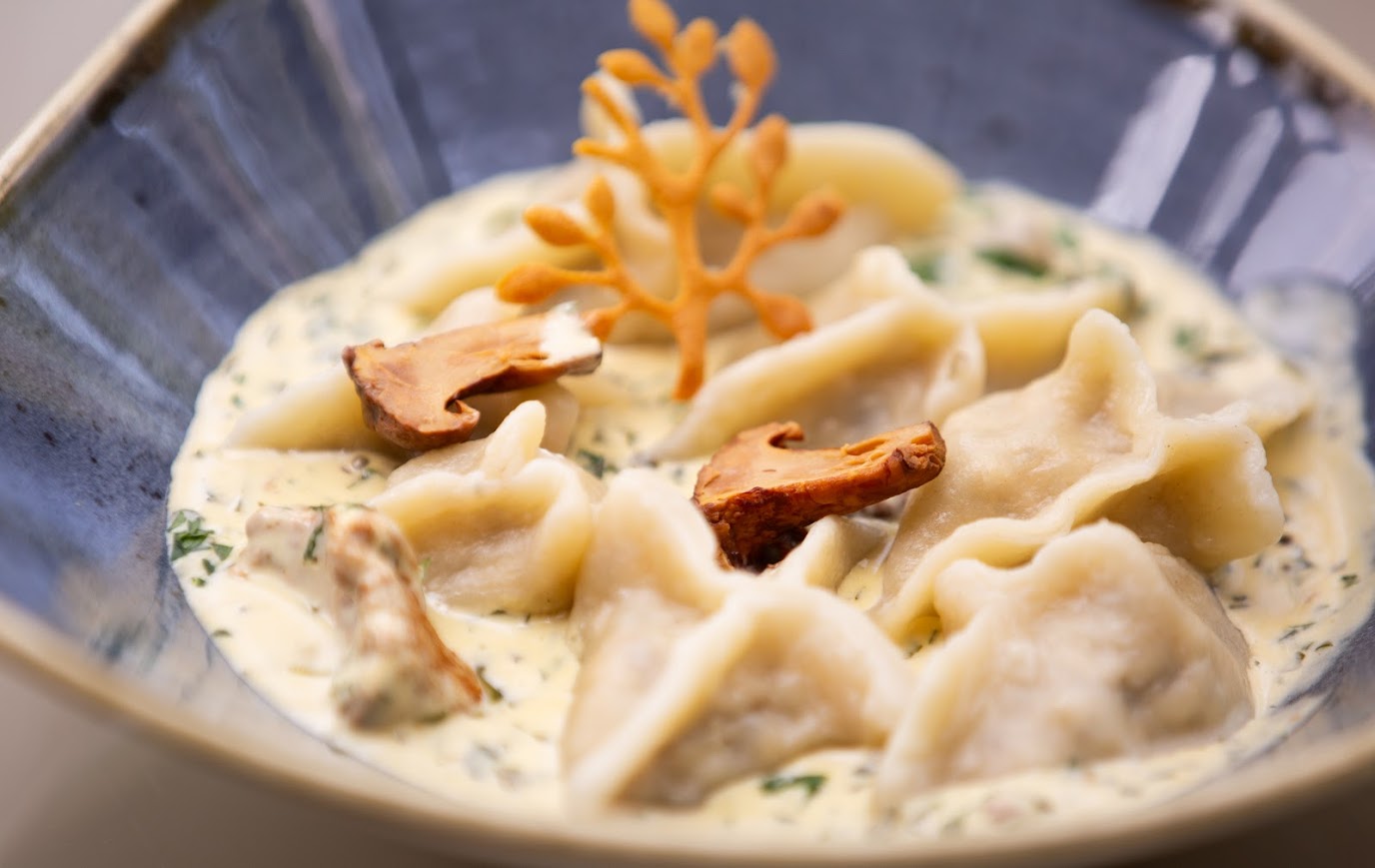 La cuisine végétale est considérée comme l'une des plus créatives, comme l'a confirmé le concours "Artichaut d'or 2025", au cours duquel les meilleurs chefs végétaliens de Pologne ont été sélectionnés. Małgorzata Figarska, jurée du concours et responsable de la restauration à l'hôtel Manor House SPA, a déclaré : "Les plats du concours étaient délicieux par leur diversité et leur ingéniosité. C'était une véritable célébration de la cuisine à base de plantes".