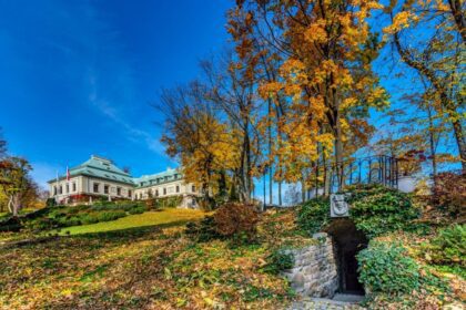 Le palais d'Odrowąż en automne