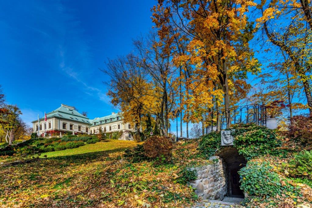 Le palais d'Odrowąż en automne