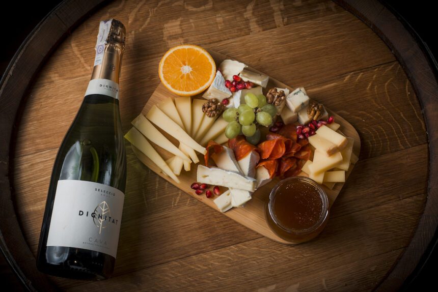 Plateau de fromages avec accompagnements et champagne