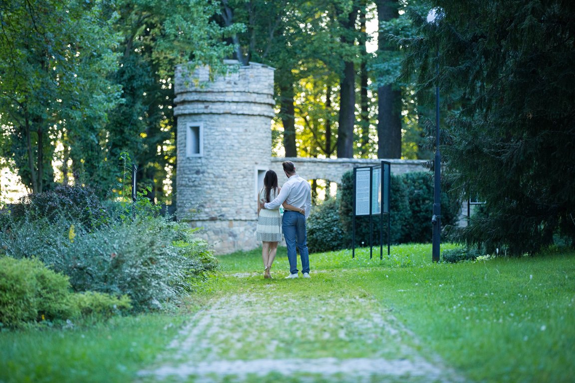 Promenade romantique dans le parc historique du Manor House Spa
