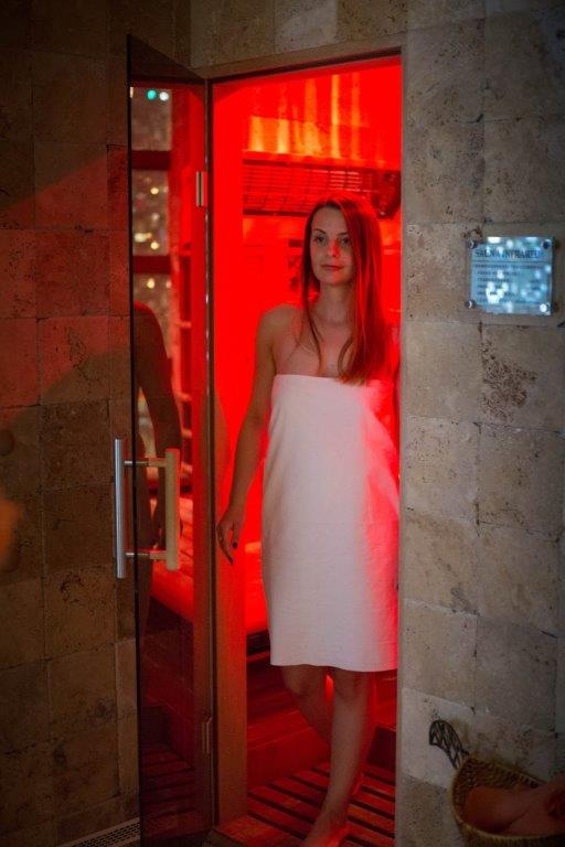 Le sauna renforce l'immunit&eacute;, am&eacute;liore la circulation, soulage les tensions musculaires, r&eacute;duit le stress, am&eacute;liore l'humeur et l'&eacute;tat de la peau.