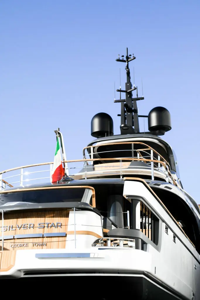 Yacht Armani Admiral2