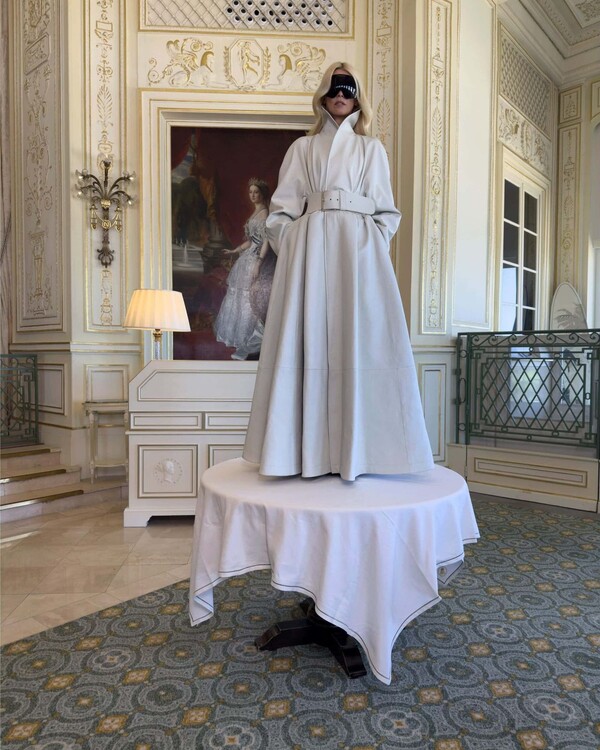 Campagne Balenciaga avec Claudia Schiffer9