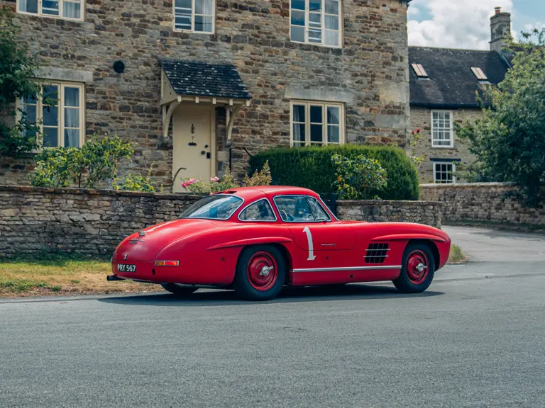 Mercedes rouge aux ench&egrave;res1