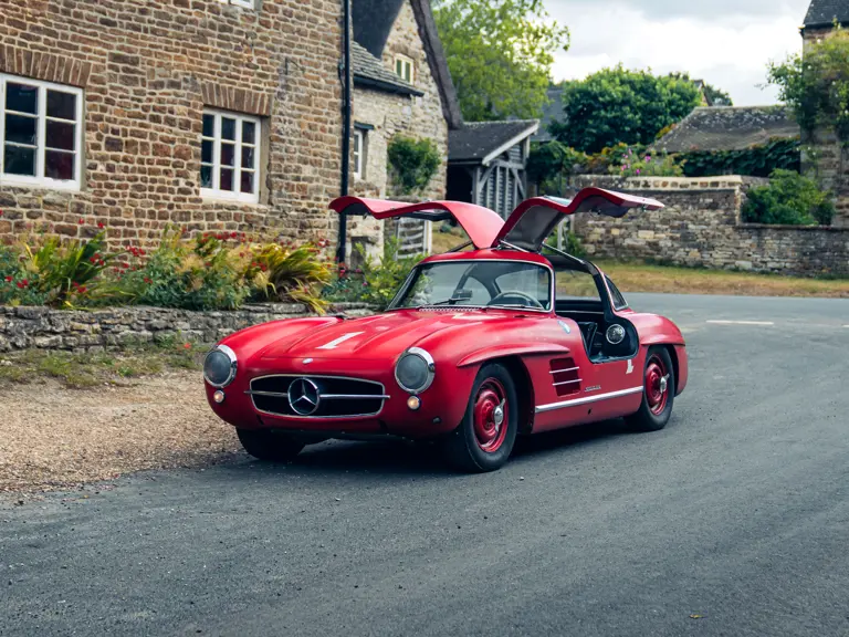 Mercedes rouge aux ench&egrave;res