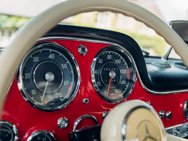 Mercedes rouge aux ench&egrave;res2