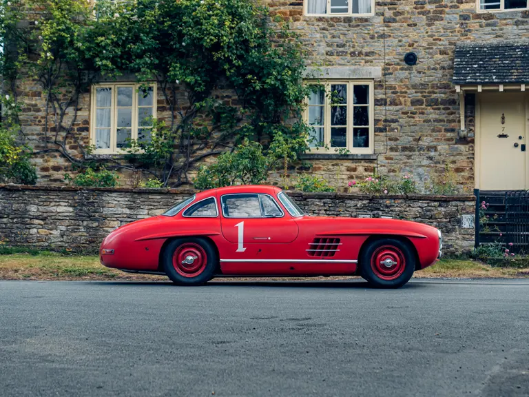 Mercedes rouge aux enchères3