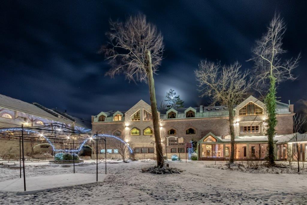 Manor House Thermes du Château la Nuit