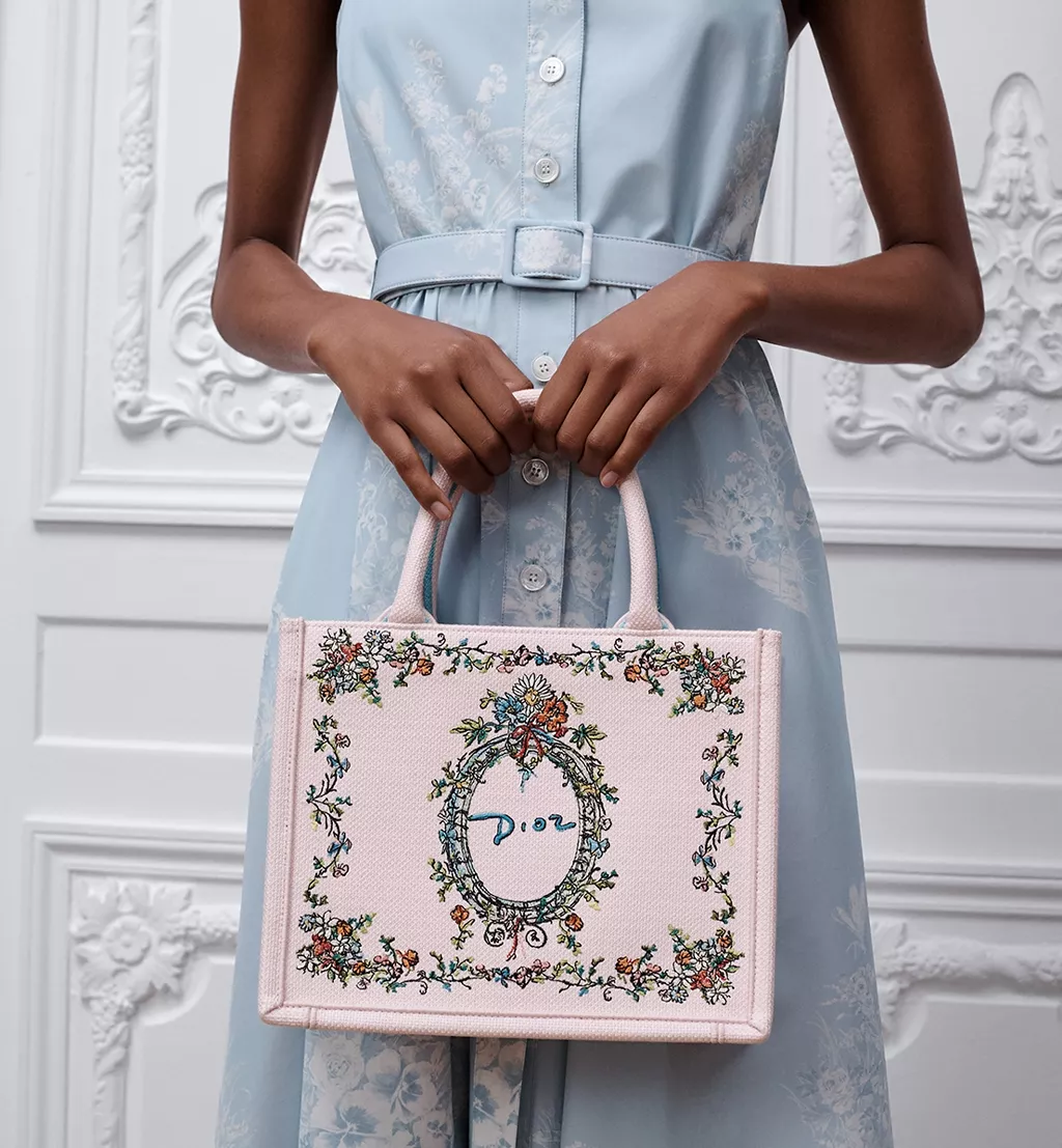Dior Book Tote Quand le livre devient mode11