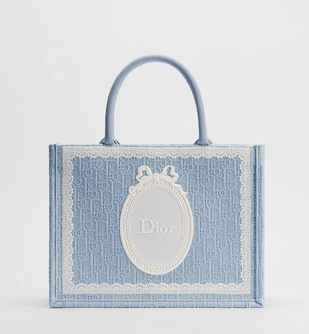 Dior Book Tote Quand le Livre Devient Mode61