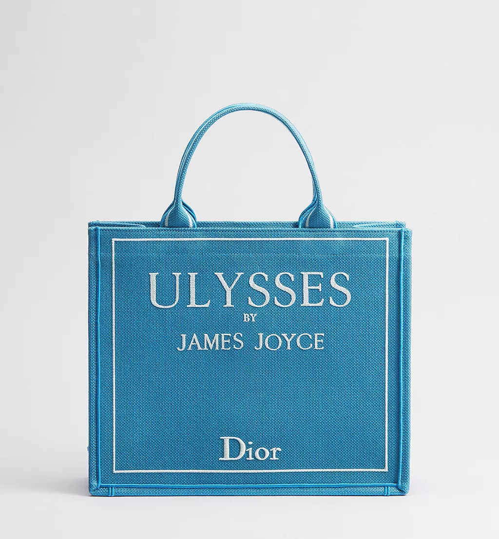 Dior Book Tote Quand le livre devient mode8